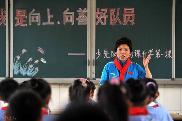 这是一所百大哥校，市示范校之一。高三九班班主任“范义本”（方中信 饰）率领全班同窗在高考冲刺的最后阶段中产生的一系列的故事。                                      　　剧中以今世社会最为典型的真实题材为根本，集中表现了来自四个分歧家庭产生各种的环境。真实反应社会遍及的几组家庭中的故事。以四论理学生备战高考的严重倒计时阶段作为主线。任雪（陆翊 饰）班长，被父亲强逼到海外留学，和父亲（吴刚 饰）交恶致使离家出走。林叶（乔乔 饰）任雪的闺蜜，由于怙恃仳离致使对高考的抛却，贺帆（吴俊余 饰）进修委员。由于家里准备年夜学的膏火被市侩欺骗。父亲贺江海（年夜秦 饰）为庇护儿子打伤人被拘留，致使糊口压力的加年夜。秦鹏（谭杰希 饰）偏科年夜王。对阳光自傲，喜好弄一些恶作剧，因为作文跑题致使高考绩绩面对危机。在这四位学面对抛却高考的边沿时，“范义本”教员怪异的教育手段和同窗本身的尽力终究解决了来自家庭和本身的各类题目。                                      　　...